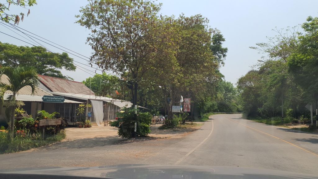 ภาพถนนตรงที่ ร้านหมูกระทะ บ้านปง ตั้งอยู่ ถ่ายโดย jrcarlsen พ.ศ. 2565 (2022) · A street-level view of where ร้านหมูกระทะ บ้านปง · Ran Mukratha Ban Pong stands, by jrcarlsen in 2565 (2022)