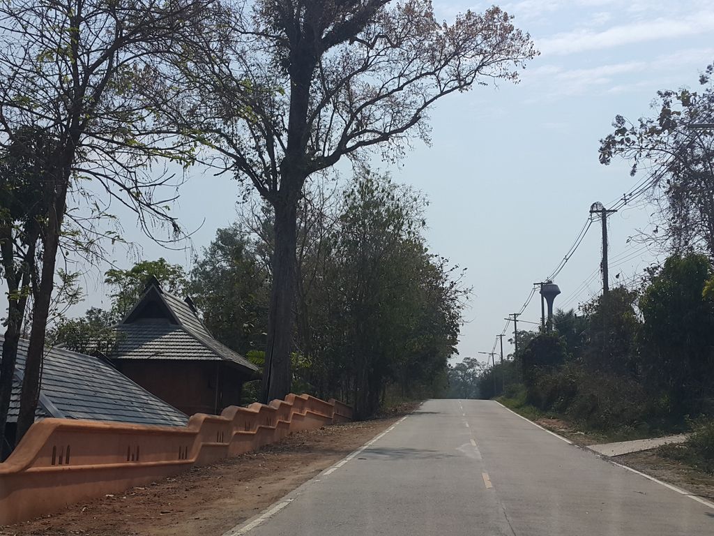 ภาพถนนตรงที่ Getaway Chiang Mai Resort and Spa ตั้งอยู่ ถ่ายโดย jrcarlsen พ.ศ. 2559 (2016) · A street-level view of where Getaway Chiang Mai Resort and Spa stands, by jrcarlsen in 2559 (2016)