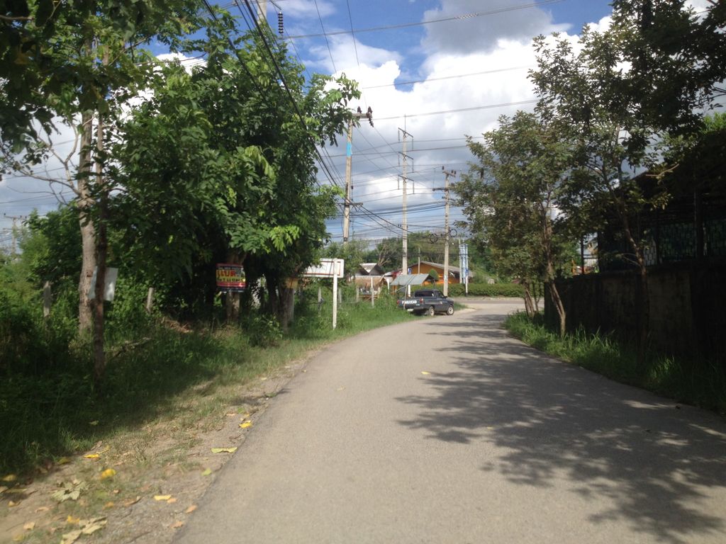 ภาพถนนตรงที่ ร้านลาบขุนเส ตั้งอยู่ ถ่ายโดย jimwatana พ.ศ. 2558 (2015) · A street-level view of where ร้านลาบขุนเส · Ran Lap Khunse stands, by jimwatana in 2558 (2015)
