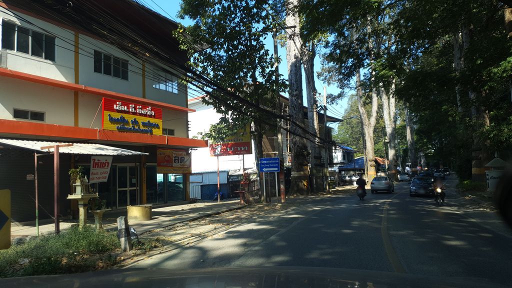 ภาพถนนตรงที่ ร้านยาต้นยางฟาร์มาซี ตั้งอยู่ ถ่ายโดย jrcarlsen พ.ศ. 2562 (2019) · A street-level view of where ร้านยาต้นยางฟาร์มาซี · Ton Yang Pharmacy Pharmacy stands, by jrcarlsen in 2562 (2019)