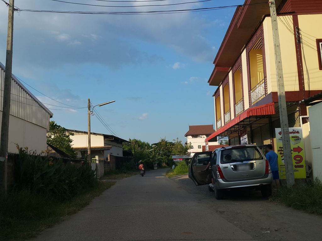 ภาพถนนตรงที่ ร้านเสริมสวยรำไพ ตั้งอยู่ ถ่ายโดย jrcarlsen พ.ศ. 2558 (2015) · A street-level view of where ร้านเสริมสวยรำไพ · Ramphai Beauty salon stands, by jrcarlsen in 2558 (2015)