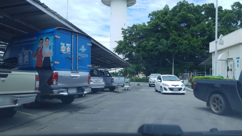 ภาพถนนตรงที่ ตลาดนัดโลตัสคำเที่ยง ตั้งอยู่ ถ่ายโดย silamanee พ.ศ. 2561 (2018) · A street-level view of where ตลาดนัดโลตัสคำเที่ยง · Nat Lotus Khamthiang Market stands, by silamanee in 2561 (2018)