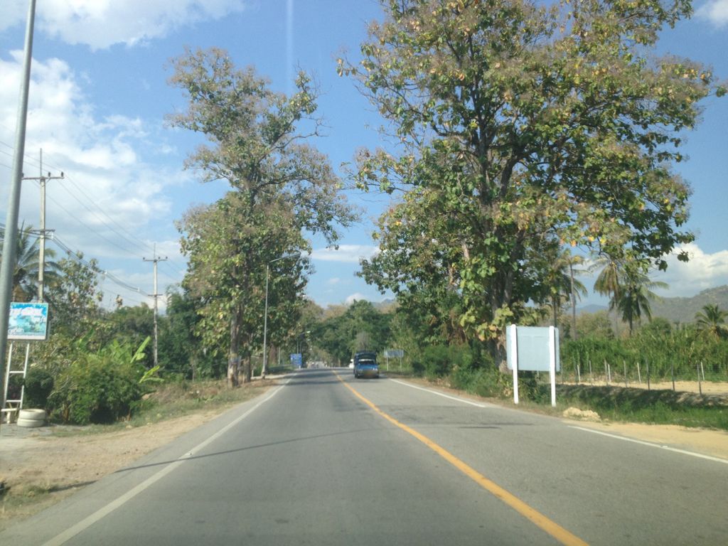 ภาพถนนตรงที่ สถานตรวจสภาพรถ สุบินบริการ ตั้งอยู่ ถ่ายโดย jimwatana พ.ศ. 2558 (2015) · A street-level view of where สถานตรวจสภาพรถ สุบินบริการ · Sathan Truatsaphaphrot Subinbrikan stands, by jimwatana in 2558 (2015)