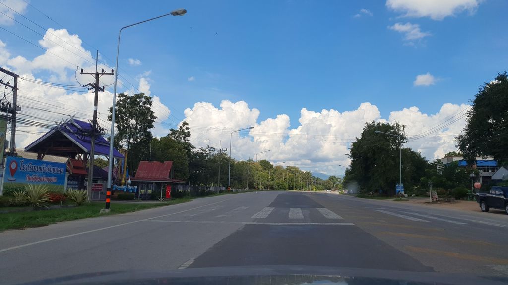 ภาพถนนตรงที่ เซ่เว่นหน้าโรงเรียนพร้าว ตั้งอยู่ ถ่ายโดย jrcarlsen พ.ศ. 2564 (2021) · A street-level view of where เซ่เว่นหน้าโรงเรียนพร้าว · Sewen Narongrian Phrao stands, by jrcarlsen in 2564 (2021)