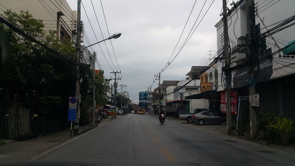 ภาพถนนตรงที่ Shabu House สาขากาดหลวง ตั้งอยู่ ถ่ายโดย jrcarlsen พ.ศ. 2559 (2016) · A street-level view of where Shabu House สาขากาดหลวง stands, by jrcarlsen in 2559 (2016)