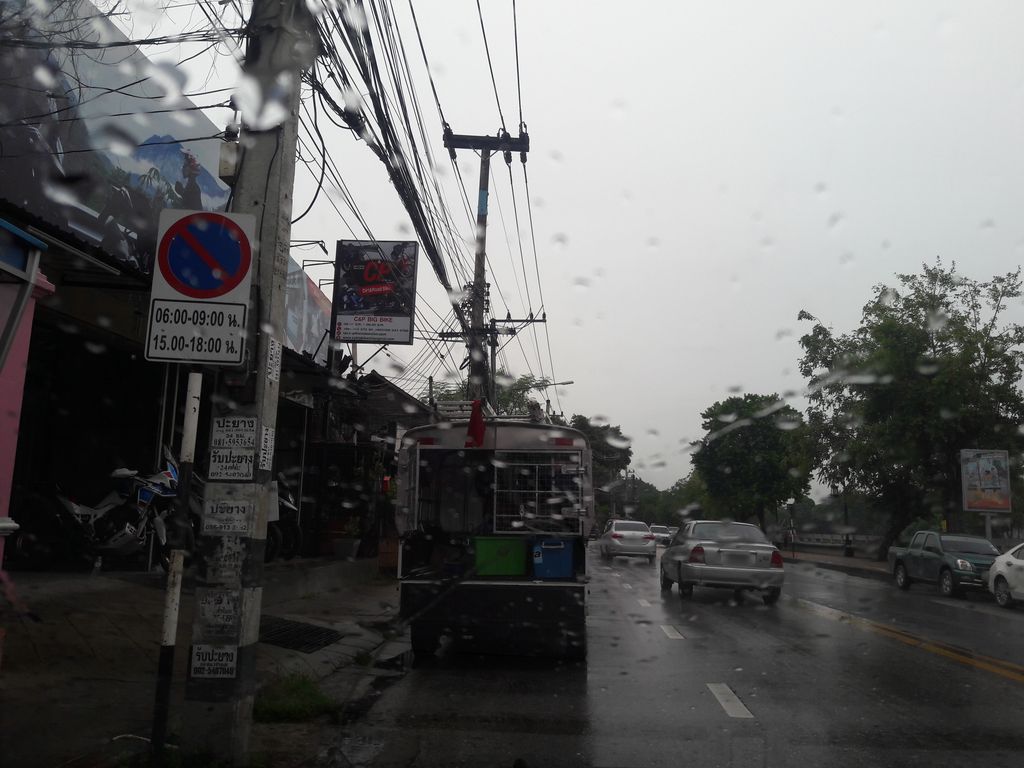 ภาพถนนตรงที่ สะพานหัวเหล็ก ตั้งอยู่ ถ่ายโดย superbate พ.ศ. 2561 (2018) · A street-level view of where สะพานหัวเหล็ก · Saphan Hua Lek stands, by superbate in 2561 (2018)