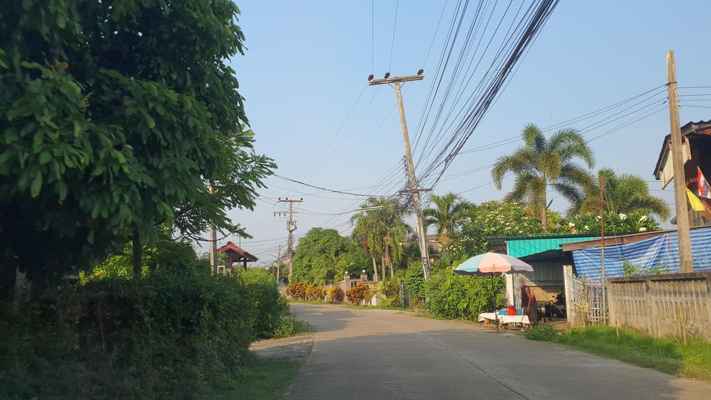 ภาพถนนตรงที่ นุกกี้ซาลอน เสริมสวย ต่อขนตา สักคิ้ว ทำเล็บ ตั้งอยู่ ถ่ายโดย jrcarlsen พ.ศ. 2565 (2022) · A street-level view of where นุกกี้ซาลอน เสริมสวย ต่อขนตา สักคิ้ว ทำเล็บ · Nukkisanon Soemsuai Toknata Sakkhio Thamlep stands, by jrcarlsen in 2565 (2022)