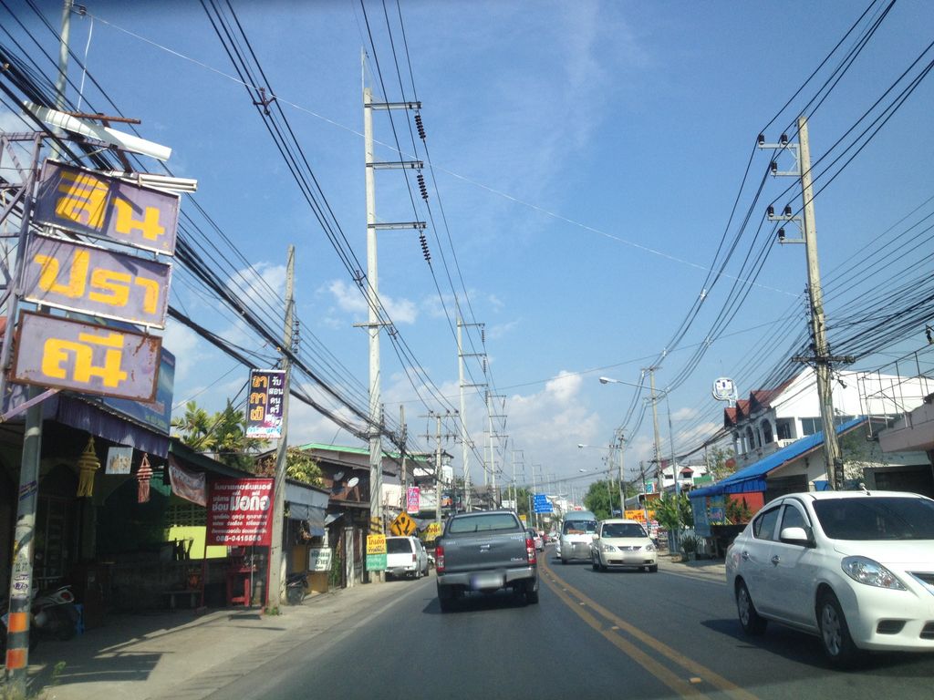 ภาพถนนตรงที่ ดีโฟน แอนด์ คอม ตั้งอยู่ ถ่ายโดย jimwatana พ.ศ. 2558 (2015) · A street-level view of where ดีโฟน แอนด์ คอม · Difon & Khom stands, by jimwatana in 2558 (2015)