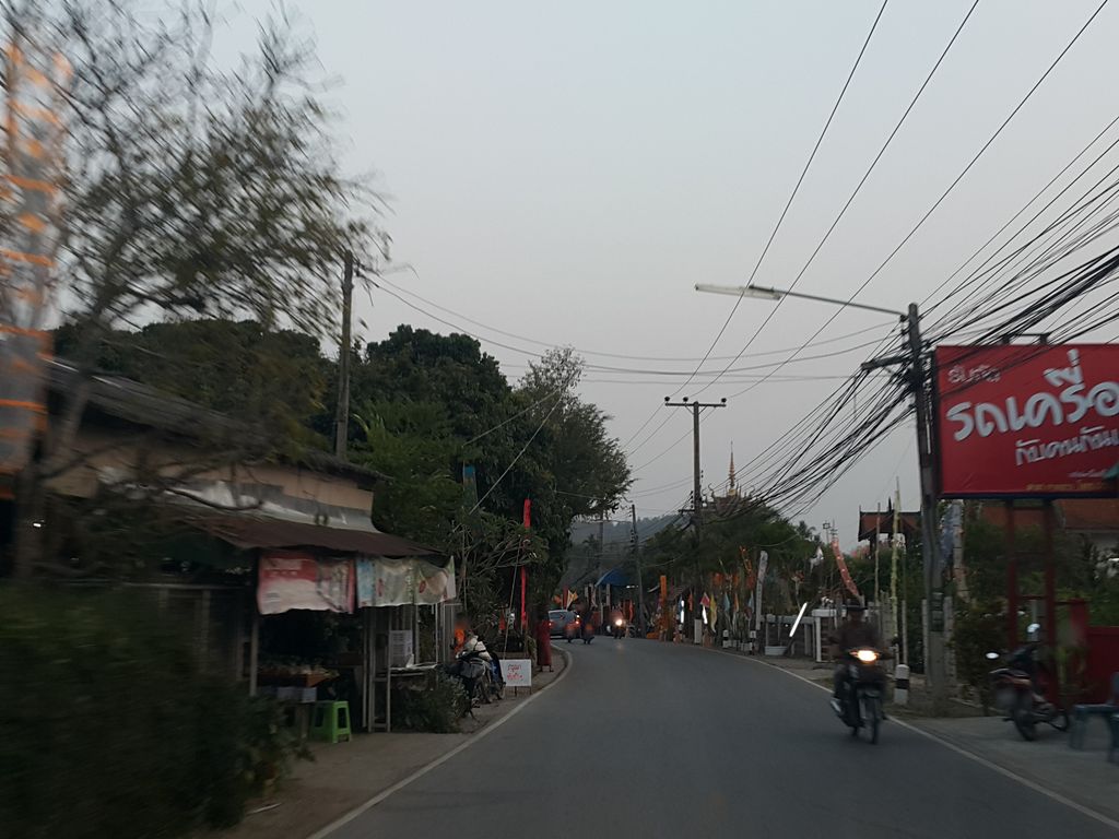 ภาพถนนตรงที่ ลำหลาย ตั้งอยู่ ถ่ายโดย jrcarlsen พ.ศ. 2559 (2016) · A street-level view of where ลำหลาย · Lamlai stands, by jrcarlsen in 2559 (2016)