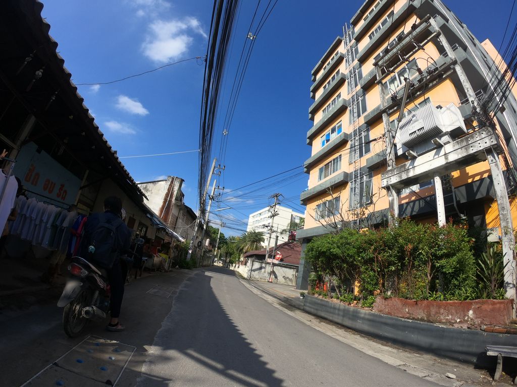 ภาพถนนตรงที่ ร้านลาภลอย หนองป่าครั่ง ตั้งอยู่ ถ่ายโดย chanuwath_grab พ.ศ. 2562 (2019) · A street-level view of where ร้านลาภลอย หนองป่าครั่ง · Ran Lap Loi Nong Pa Khrang stands, by chanuwath_grab in 2562 (2019)