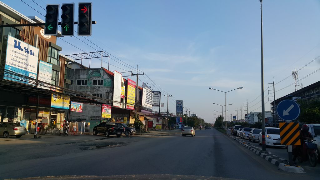 ภาพถนนตรงที่ กวยจั๊บญวนแม่โจ้ ตั้งอยู่ ถ่ายโดย jrcarlsen พ.ศ. 2559 (2016) · A street-level view of where กวยจั๊บญวนแม่โจ้ · Kuai Chapyuan Mae Jo stands, by jrcarlsen in 2559 (2016)