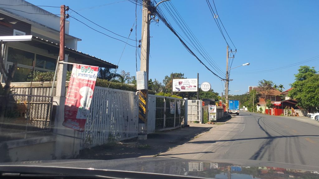 ภาพถนนตรงที่ บ้านสวนคุณพ่อ ตั้งอยู่ ถ่ายโดย jrcarlsen พ.ศ. 2565 (2022) · A street-level view of where บ้านสวนคุณพ่อ · Ban Suan Khunpho stands, by jrcarlsen in 2565 (2022)