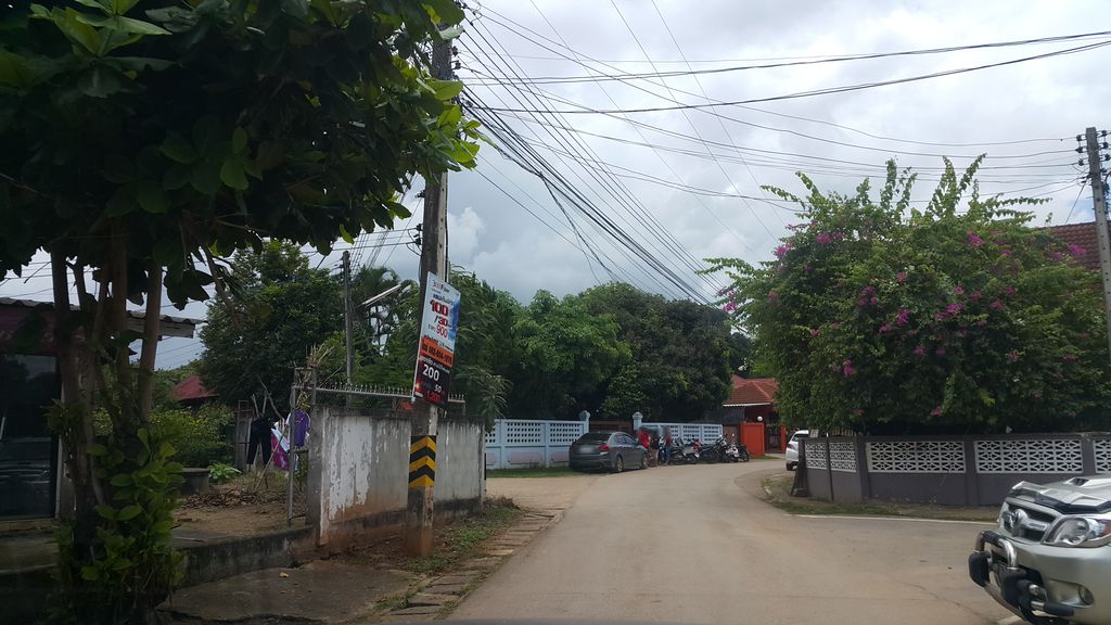 ภาพถนนตรงที่ ร้านส้มบิวตี้ ตั้งอยู่ ถ่ายโดย jrcarlsen พ.ศ. 2560 (2017) · A street-level view of where ร้านส้มบิวตี้ · Ran Som Beauty stands, by jrcarlsen in 2560 (2017)
