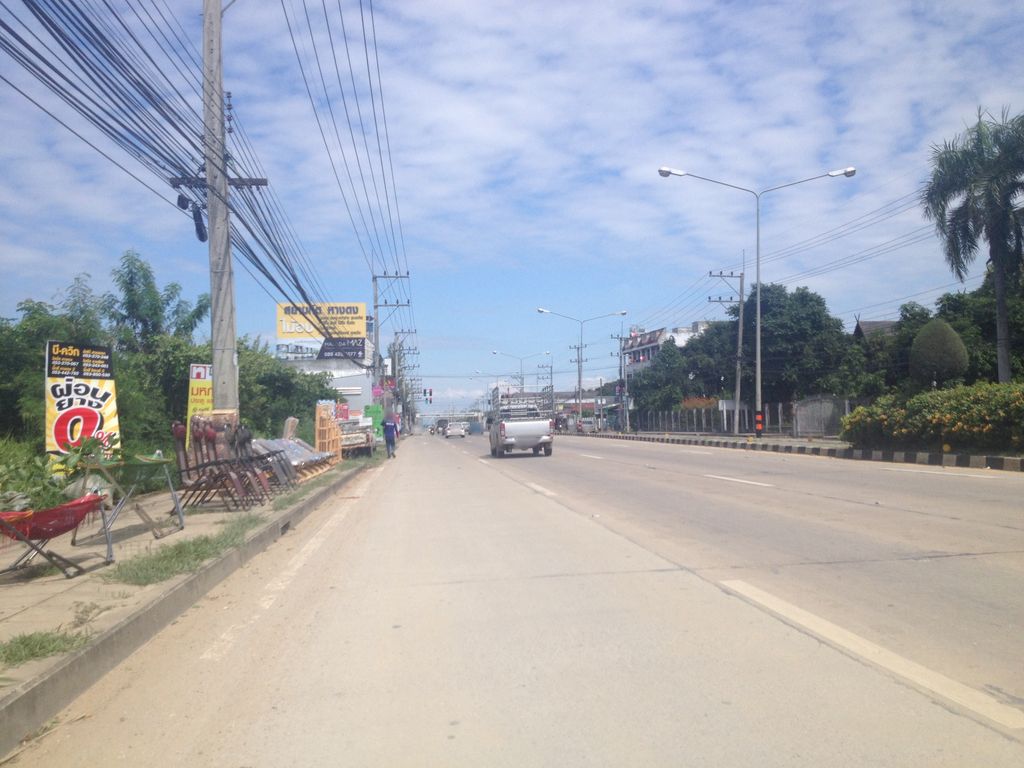 ภาพถนนตรงที่ สนามโกคาร์ท สปีดเวย์ ตั้งอยู่ ถ่ายโดย jimwatana พ.ศ. 2558 (2015) · A street-level view of where สนามโกคาร์ท สปีดเวย์ · Sanamkokhat Speed Way stands, by jimwatana in 2558 (2015)