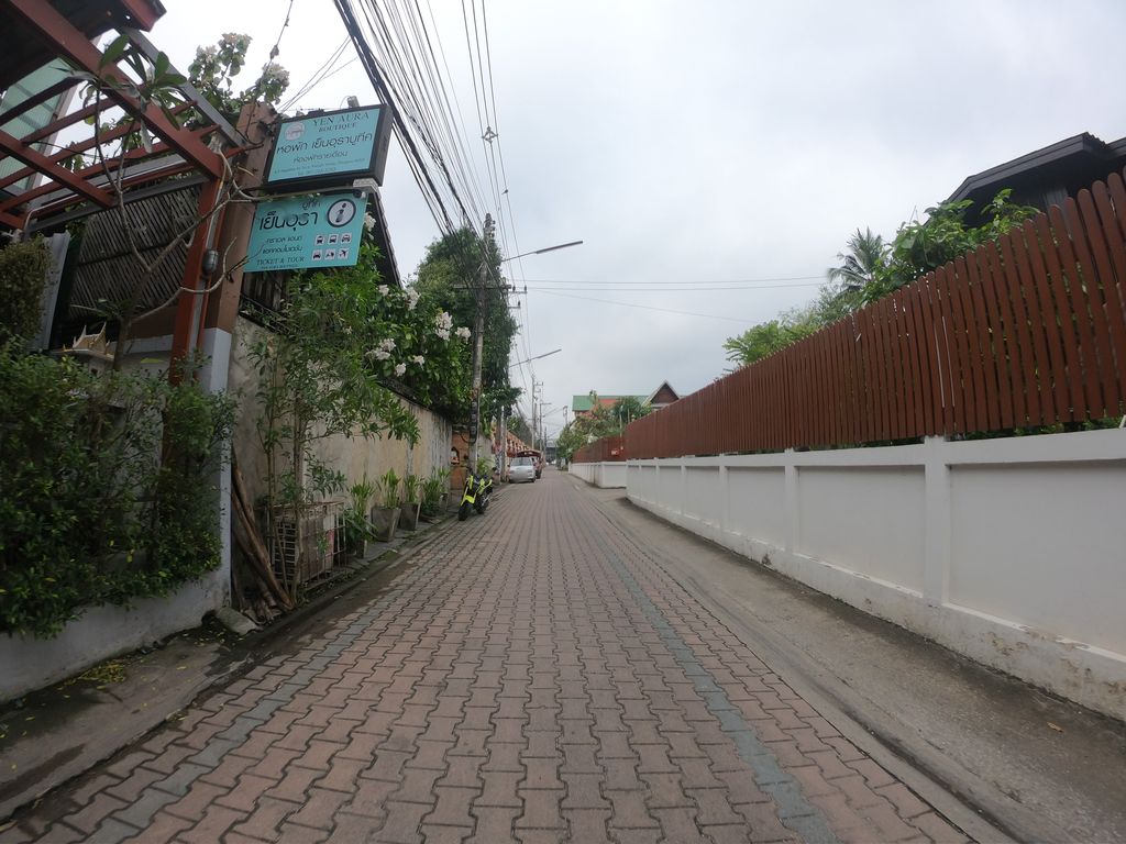 ภาพถนนตรงที่ ชมรมวูซู-กังฟู เชียงใหม่ ตั้งอยู่ ถ่ายโดย chanuwath_grab พ.ศ. 2562 (2019) · A street-level view of where ชมรมวูซู-กังฟู เชียงใหม่ · Chamaromwusu-kangfu Chiang Mai stands, by chanuwath_grab in 2562 (2019)