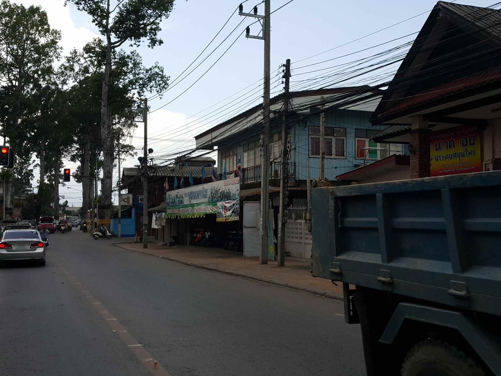 ภาพถนนตรงที่ Amy's Akha Tours ตั้งอยู่ ถ่ายโดย jrcarlsen พ.ศ. 2558 (2015) · A street-level view of where Amy's Akha Tours stands, by jrcarlsen in 2558 (2015)