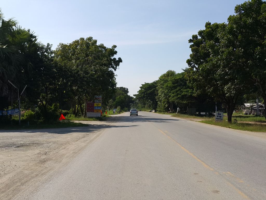 ภาพถนนตรงที่ ซุปเปอร์ แชมป์ ตั้งอยู่ ถ่ายโดย jrcarlsen พ.ศ. 2557 (2014) · A street-level view of where ซุปเปอร์ แชมป์ · Super Champ stands, by jrcarlsen in 2557 (2014)