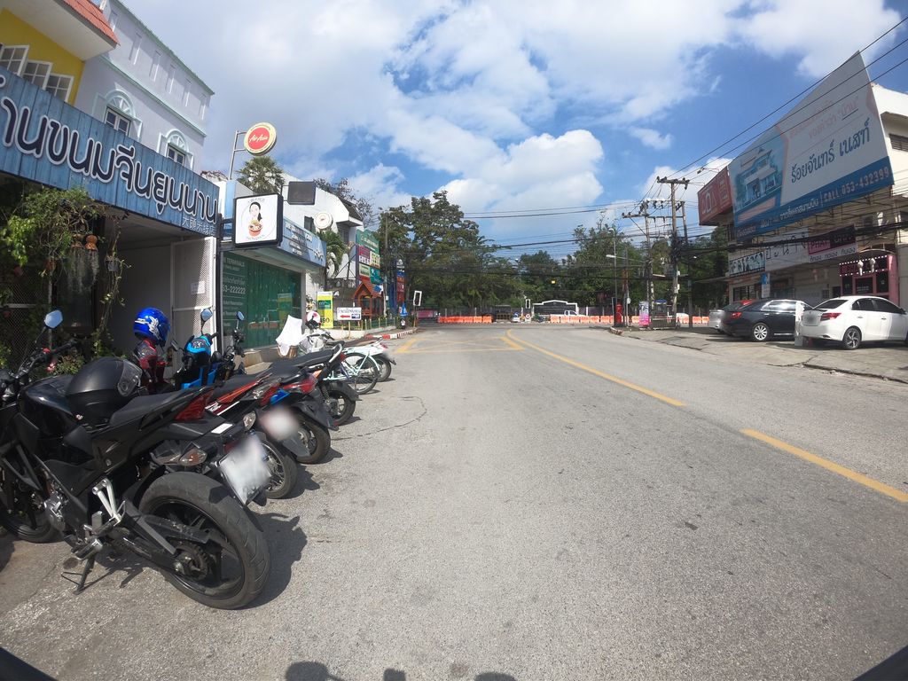 ภาพถนนตรงที่ โรงแรมพิงค์พยอม เชียงใหม่ ตั้งอยู่ ถ่ายโดย chanuwath_grab พ.ศ. 2562 (2019) · A street-level view of where โรงแรมพิงค์พยอม เชียงใหม่ · Phingphayom Chiang Mai Hotel stands, by chanuwath_grab in 2562 (2019)