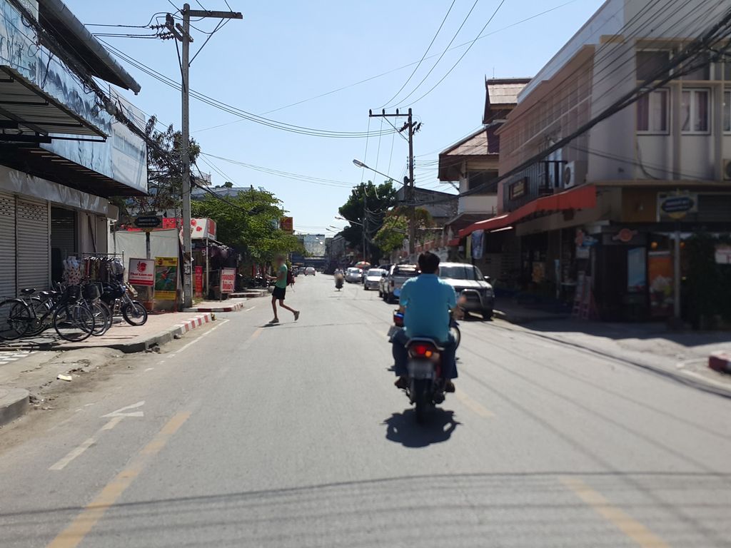 ภาพถนนตรงที่ ร้านเล็บ Nail Care Beauty Salon ตั้งอยู่ ถ่ายโดย jrcarlsen พ.ศ. 2558 (2015) · A street-level view of where ร้านเล็บ Nail Care Beauty Salon stands, by jrcarlsen in 2558 (2015)