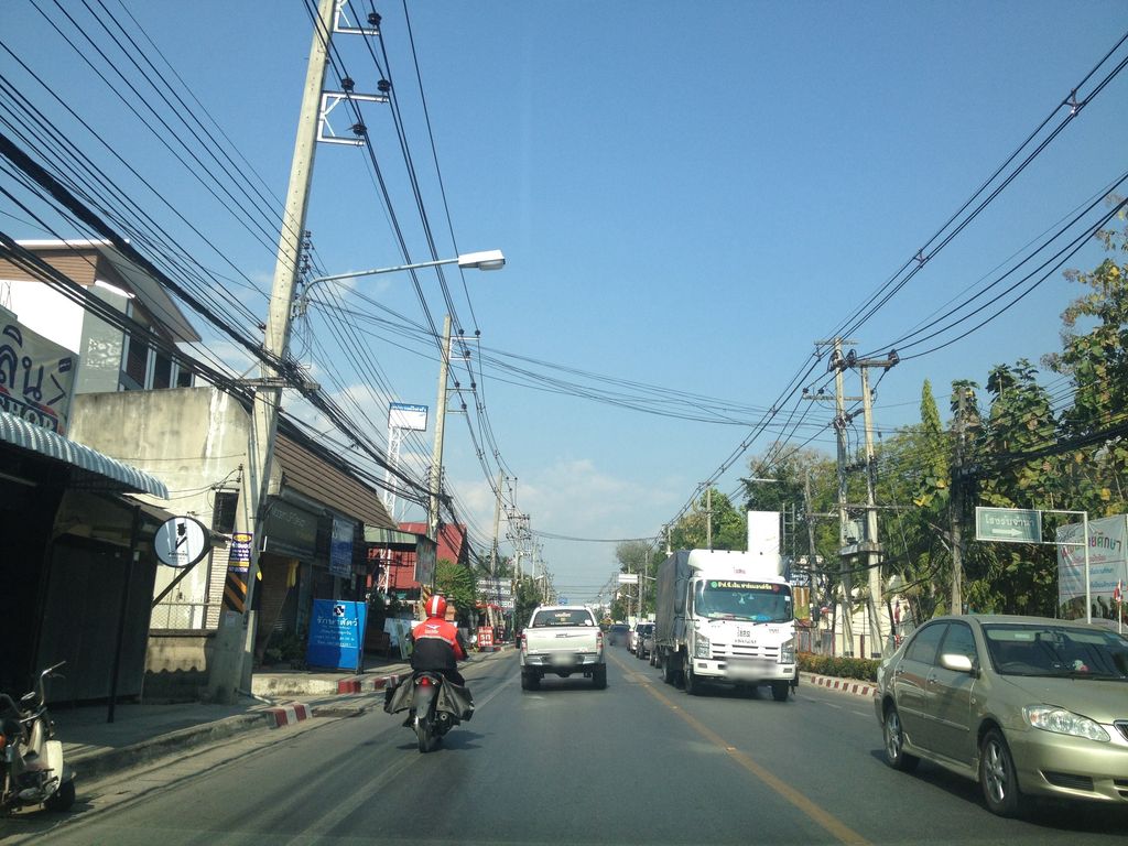 ภาพถนนตรงที่ ตัดเพลิน Set up (สันป่าตอง) ตั้งอยู่ ถ่ายโดย jimwatana พ.ศ. 2558 (2015) · A street-level view of where ตัดเพลิน Set up (สันป่าตอง) stands, by jimwatana in 2558 (2015)