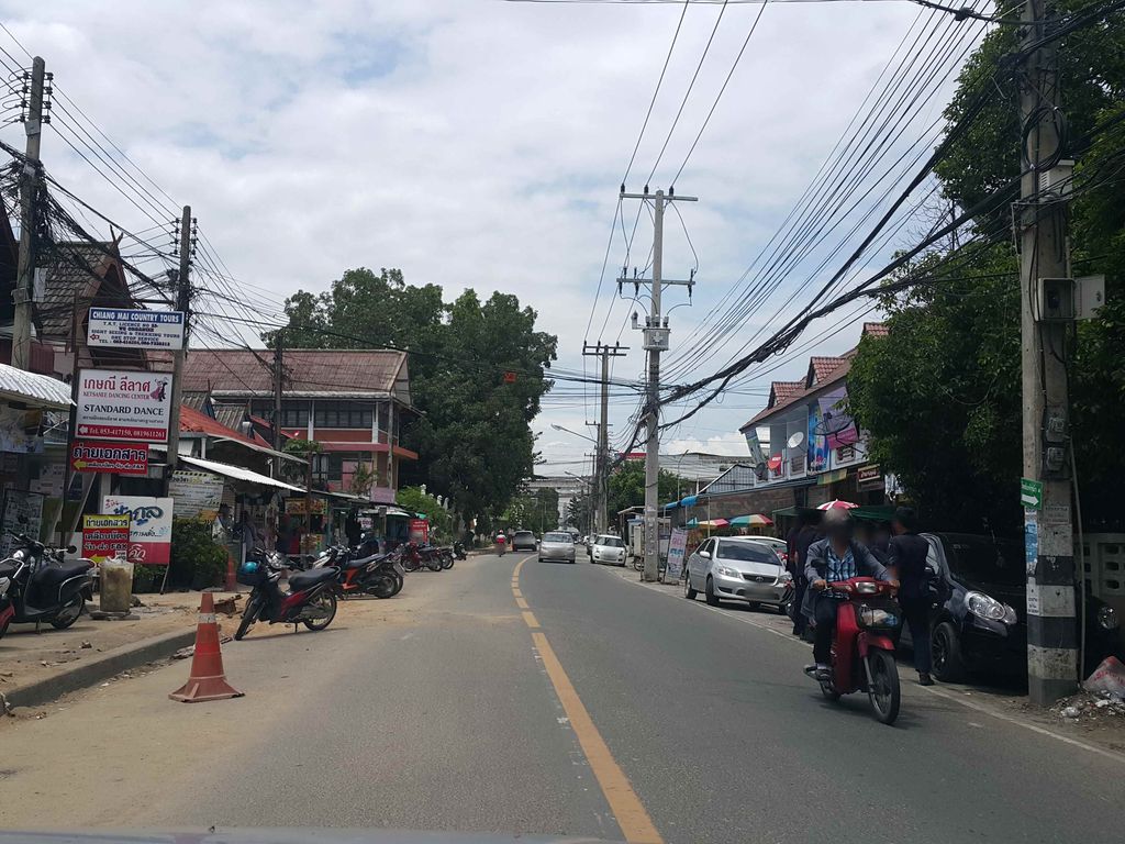 ภาพถนนตรงที่ เซ็นทัลเฟสติเวล ตั้งอยู่ ถ่ายโดย jrcarlsen พ.ศ. 2558 (2015) · A street-level view of where เซ็นทัลเฟสติเวล · Sen Thanfe Sati Wen stands, by jrcarlsen in 2558 (2015)