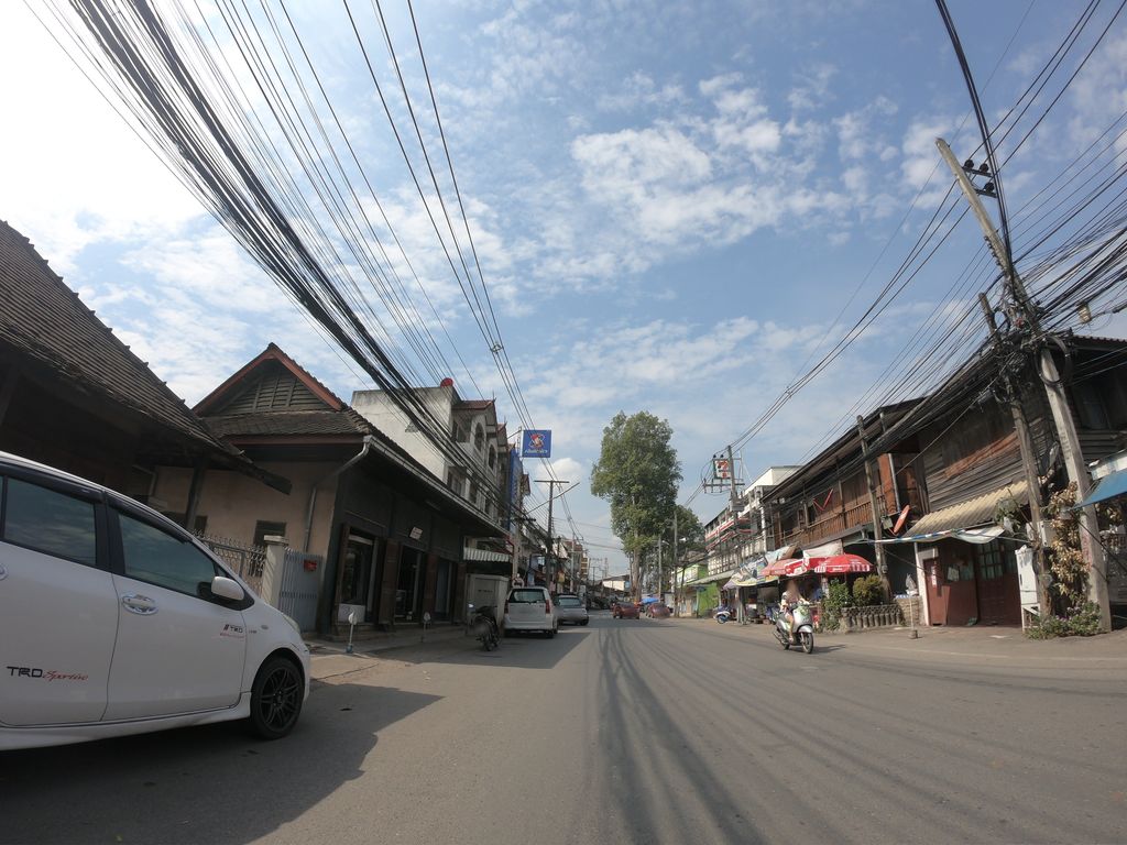 ภาพถนนตรงที่ ร้านละอ่อนสารภี ตั้งอยู่ ถ่ายโดย chanuwath_grab พ.ศ. 2562 (2019) · A street-level view of where ร้านละอ่อนสารภี · Ran La On Saraphi stands, by chanuwath_grab in 2562 (2019)