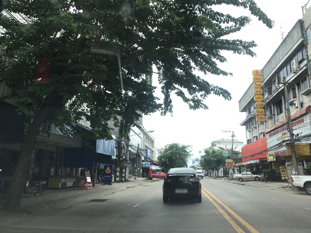 ภาพถนนตรงที่ Taralai Thai Massage ตั้งอยู่ ถ่ายโดย prasert พ.ศ. 2561 (2018) · A street-level view of where Taralai Thai Massage stands, by prasert in 2561 (2018)