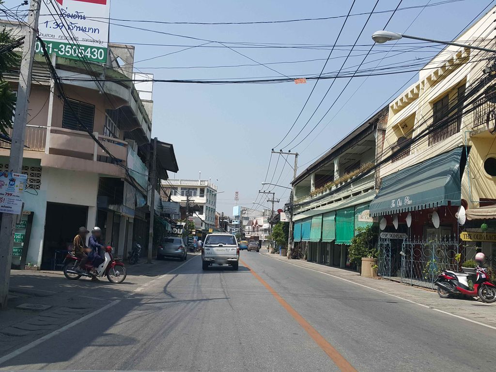 ภาพถนนตรงที่ ร้านตัดผมชาย บ่อสร้างบาร์เบอร์ ตั้งอยู่ ถ่ายโดย jrcarlsen พ.ศ. 2558 (2015) · A street-level view of where ร้านตัดผมชาย บ่อสร้างบาร์เบอร์ · Chai Bo Sang Barber Barber stands, by jrcarlsen in 2558 (2015)