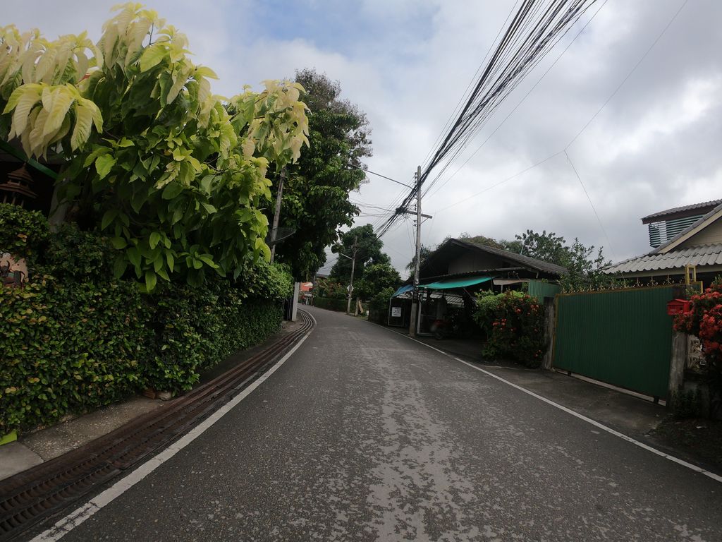 ภาพถนนตรงที่ บ้านฟ้าฮ่าม ตั้งอยู่ ถ่ายโดย chanuwath_grab พ.ศ. 2562 (2019) · A street-level view of where บ้านฟ้าฮ่าม · Ban Fa Ham stands, by chanuwath_grab in 2562 (2019)