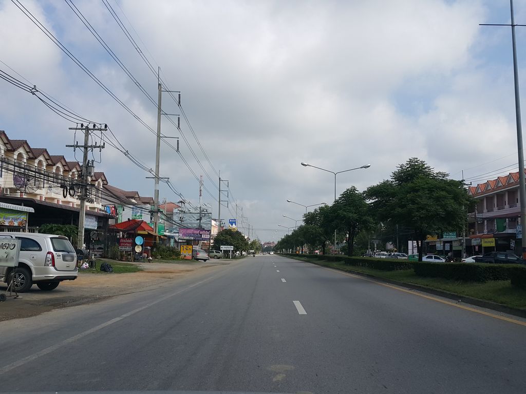 ภาพถนนตรงที่ PTN Seafood Chiangmai ตั้งอยู่ ถ่ายโดย jrcarlsen พ.ศ. 2558 (2015) · A street-level view of where PTN Seafood Chiangmai stands, by jrcarlsen in 2558 (2015)