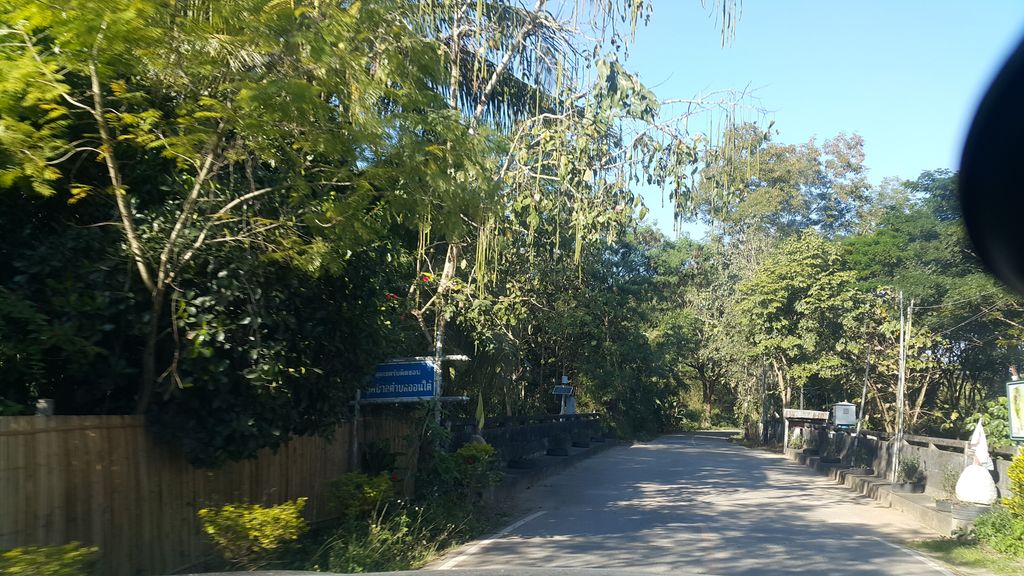 ภาพถนนตรงที่ Baan Suan Him On บ้านสวนฮิมออน บ้านพักอำเภอแม่ออน จังหวัดเชียงใหม่ ตั้งอยู่ ถ่ายโดย jrcarlsen พ.ศ. 2561 (2018) · A street-level view of where Baan Suan Him On บ้านสวนฮิมออน บ้านพักอำเภอแม่ออน จังหวัดเชียงใหม่ stands, by jrcarlsen in 2561 (2018)