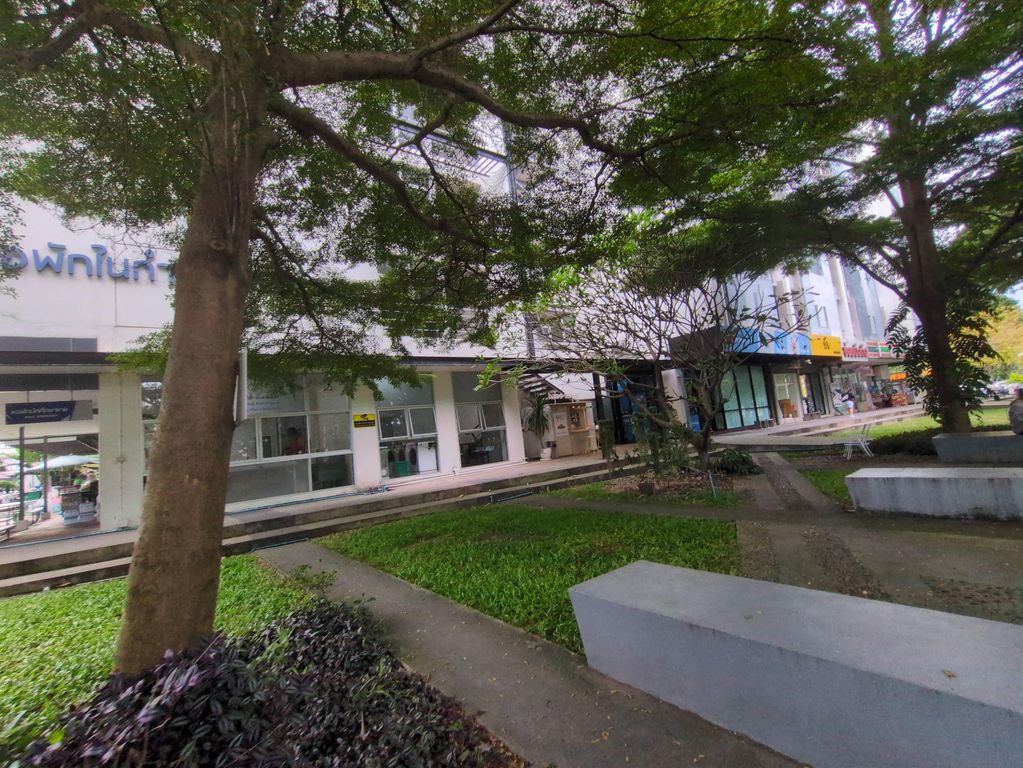 ภาพถนนตรงที่ ยิ้ม  แฮร์สไตล์ลิส ตั้งอยู่ ถ่ายโดย jamesmstone พ.ศ. 2568 (2025) · A street-level view of where ยิ้ม  แฮร์สไตล์ลิส · Yim Haettailit stands, by jamesmstone in 2568 (2025)