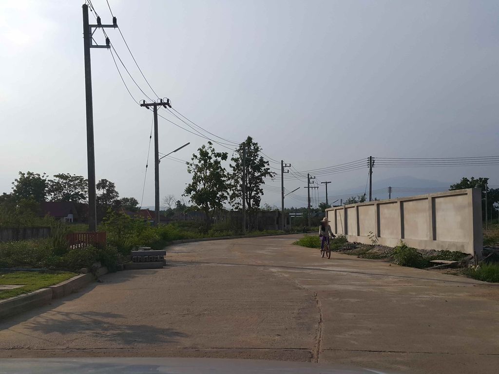 ภาพถนนตรงที่ Eresma Villa ตั้งอยู่ ถ่ายโดย jrcarlsen พ.ศ. 2558 (2015) · A street-level view of where Eresma Villa stands, by jrcarlsen in 2558 (2015)