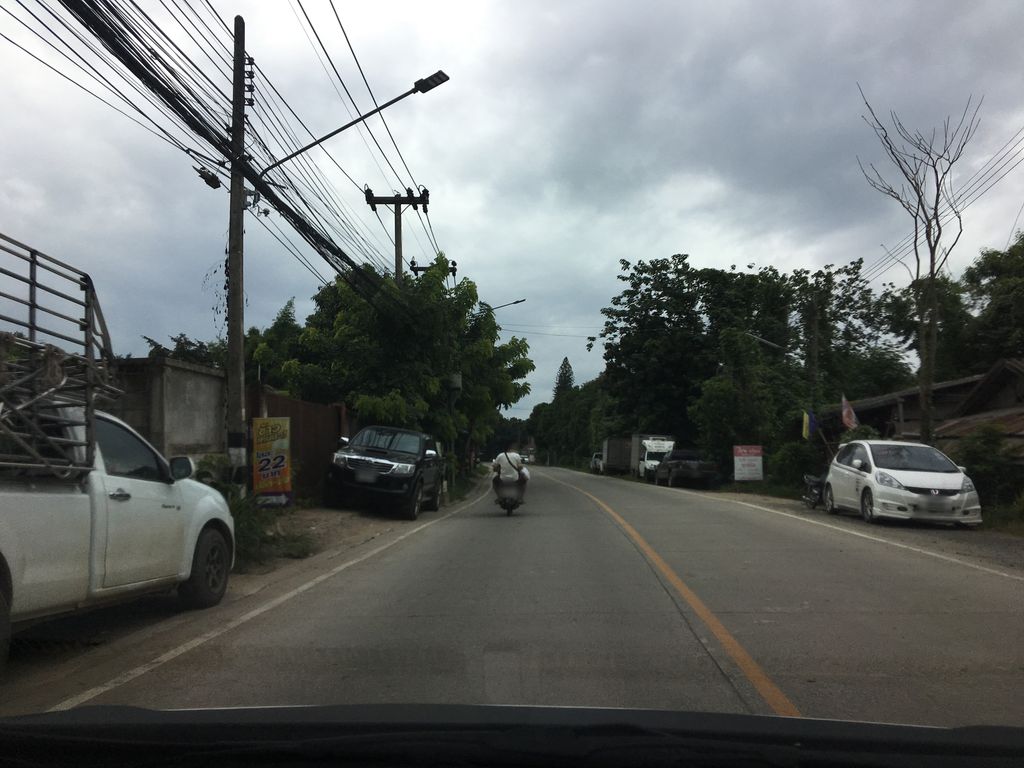 ภาพถนนตรงที่ กั๊ดต๊อง Bar&Beer ตั้งอยู่ ถ่ายโดย wapriz พ.ศ. 2561 (2018) · A street-level view of where กั๊ดต๊อง Bar&Beer stands, by wapriz in 2561 (2018)
