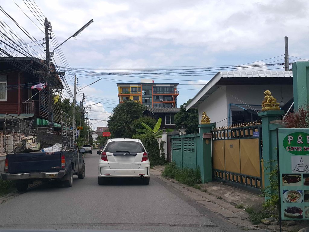 ภาพถนนตรงที่ Hair & Beauty Salon ตั้งอยู่ ถ่ายโดย jrcarlsen พ.ศ. 2558 (2015) · A street-level view of where Hair & Beauty Salon stands, by jrcarlsen in 2558 (2015)