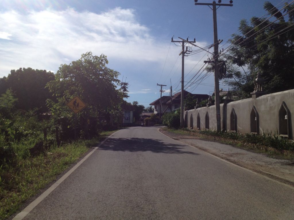 ภาพถนนตรงที่ Monmuang Resort ตั้งอยู่ ถ่ายโดย jimwatana พ.ศ. 2558 (2015) · A street-level view of where Monmuang Resort stands, by jimwatana in 2558 (2015)