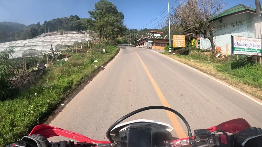 ภาพถนนตรงที่ ชัวร์ญ่า หมูกะทะ ตั้งอยู่ ถ่ายโดย julcnx พ.ศ. 2567 (2024) · A street-level view of where ชัวร์ญ่า หมูกะทะ · Chuaya Mukatha stands, by julcnx in 2567 (2024)