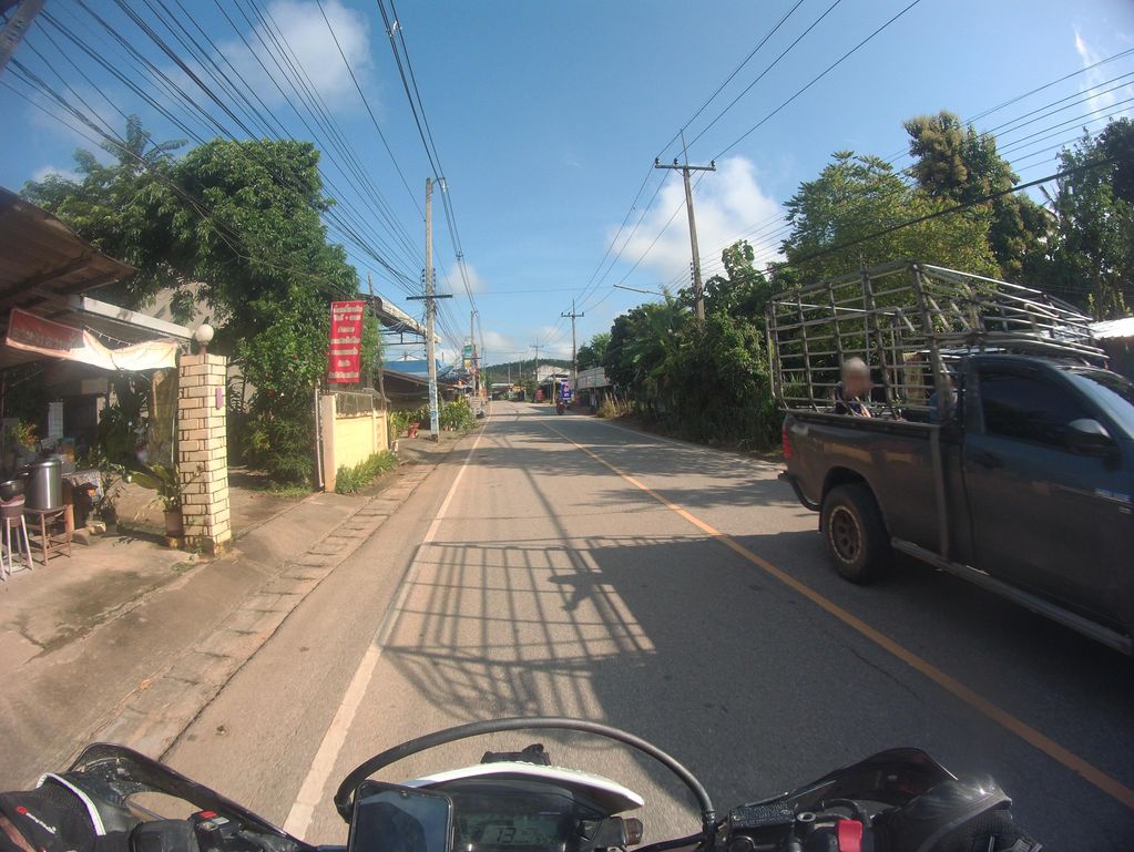 ภาพถนนตรงที่ บ้านไม้คาเฟ่ ตั้งอยู่ ถ่ายโดย julcnx พ.ศ. 2566 (2023) · A street-level view of where บ้านไม้คาเฟ่ · Ban Mai Café stands, by julcnx in 2566 (2023)