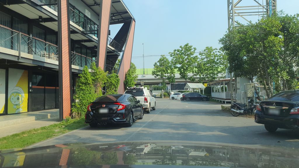 ภาพถนนตรงที่ The Alphabet BookCafé ตั้งอยู่ ถ่ายโดย jrcarlsen พ.ศ. 2564 (2021) · A street-level view of where The Alphabet BookCafé stands, by jrcarlsen in 2564 (2021)