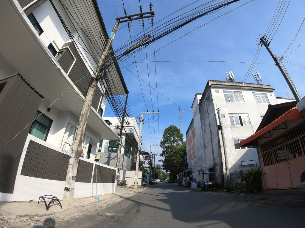 ภาพถนนตรงที่ ลำแต้ตวย ตั้งอยู่ ถ่ายโดย chanuwath_grab พ.ศ. 2562 (2019) · A street-level view of where ลำแต้ตวย · Lamtaetuai stands, by chanuwath_grab in 2562 (2019)