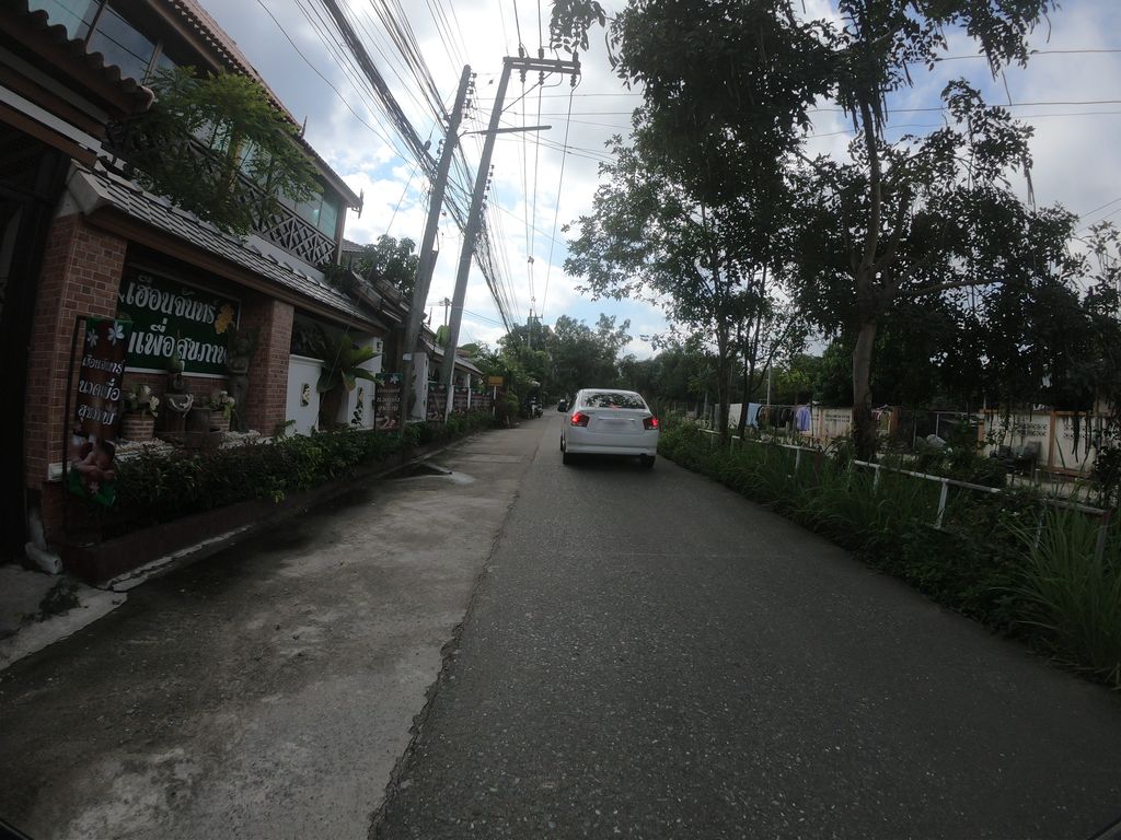 ภาพถนนตรงที่ ร้านรุ่ง พาณิชย์ ตั้งอยู่ ถ่ายโดย chanuwath_grab พ.ศ. 2562 (2019) · A street-level view of where ร้านรุ่ง พาณิชย์ · Ran Rung Phanit stands, by chanuwath_grab in 2562 (2019)