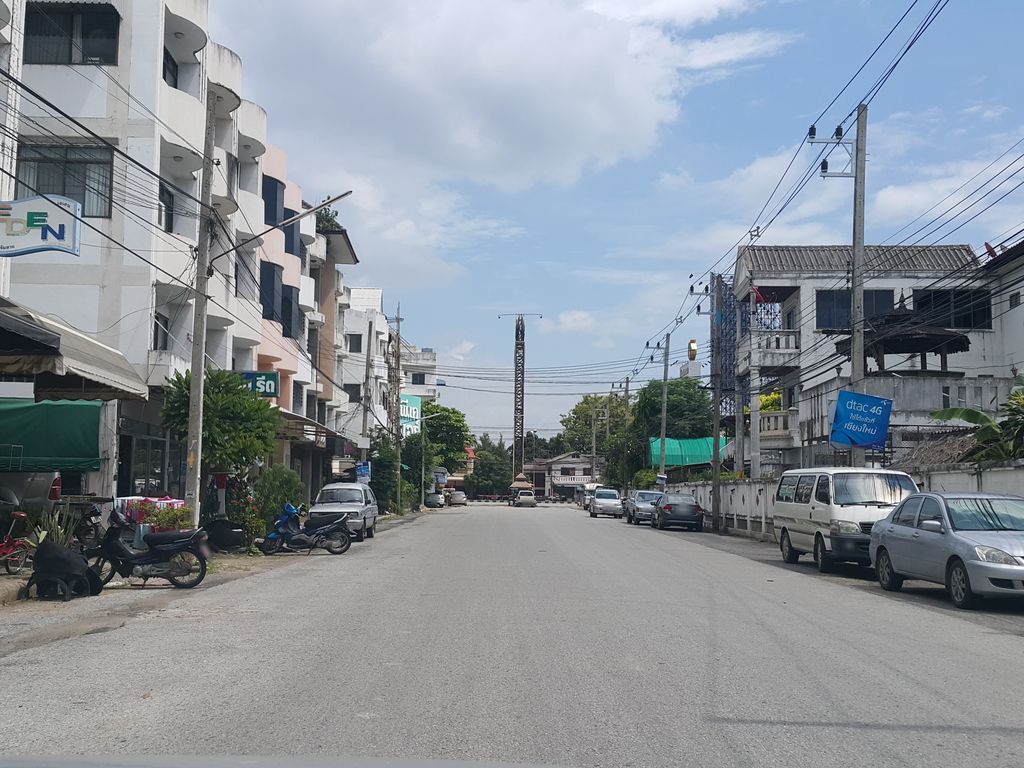 ภาพถนนตรงที่ เวอร์ติคอล ทรีโอ ตั้งอยู่ ถ่ายโดย jrcarlsen พ.ศ. 2558 (2015) · A street-level view of where เวอร์ติคอล ทรีโอ · Woetikon Trio stands, by jrcarlsen in 2558 (2015)