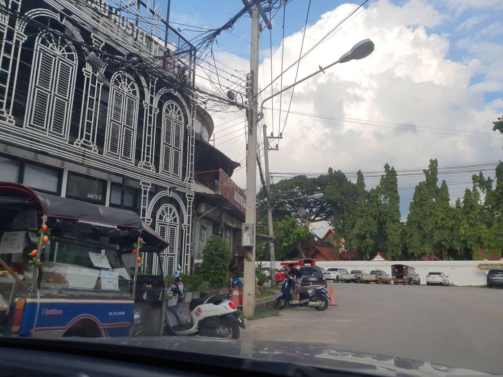 ภาพถนนตรงที่ Cursor English ตั้งอยู่ ถ่ายโดย jrcarlsen พ.ศ. 2566 (2023) · A street-level view of where Cursor English stands, by jrcarlsen in 2566 (2023)