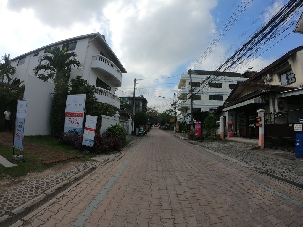 ภาพถนนตรงที่ Sense Garden Massage and Spa ตั้งอยู่ ถ่ายโดย chanuwath_grab พ.ศ. 2562 (2019) · A street-level view of where Sense Garden Massage and Spa stands, by chanuwath_grab in 2562 (2019)