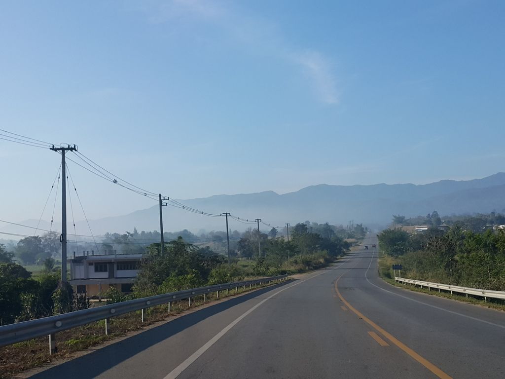 ภาพถนนตรงที่ Chiangkham Luang Resort ตั้งอยู่ ถ่ายโดย jrcarlsen พ.ศ. 2558 (2015) · A street-level view of where Chiangkham Luang Resort stands, by jrcarlsen in 2558 (2015)