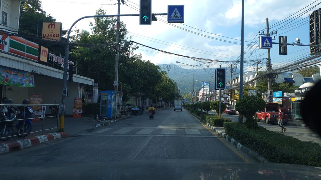 ภาพถนนตรงที่ October Nail Cafe ตั้งอยู่ ถ่ายโดย jrcarlsen พ.ศ. 2562 (2019) · A street-level view of where October Nail Cafe stands, by jrcarlsen in 2562 (2019)