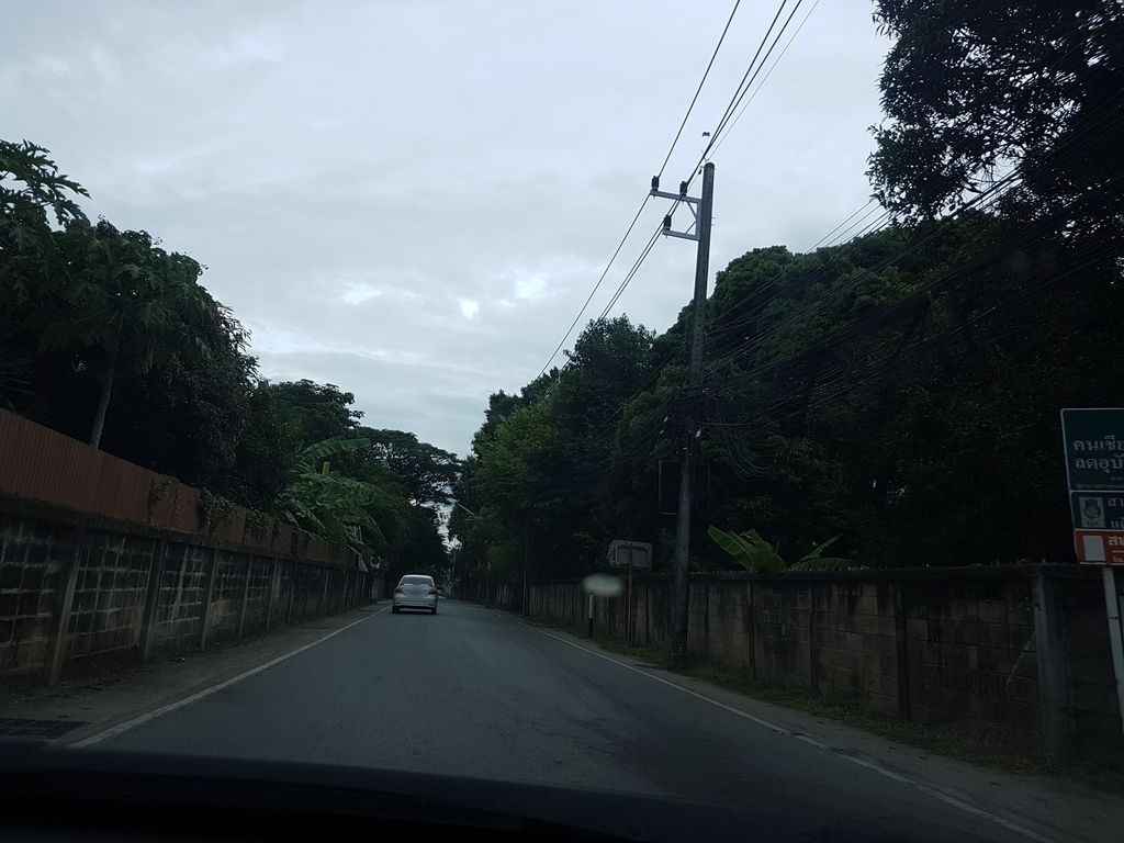 ภาพถนนตรงที่ ร้านตัดผมชาย ตั้งอยู่ ถ่ายโดย ekkarin พ.ศ. 2561 (2018) · A street-level view of where ร้านตัดผมชาย · Chai Barber stands, by ekkarin in 2561 (2018)