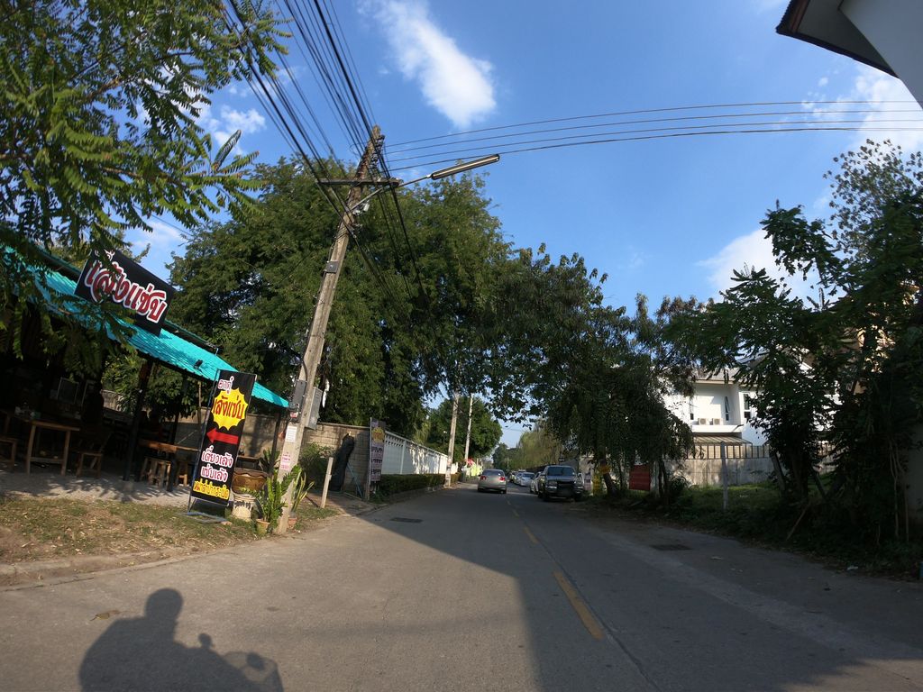 ภาพถนนตรงที่ ป.ประทีป ก๋วยเตี๋ยวเรือ สาขาหลังโรงพยาบาลลานนา ตั้งอยู่ ถ่ายโดย chanuwath_grab พ.ศ. 2562 (2019) · A street-level view of where ป.ประทีป ก๋วยเตี๋ยวเรือ สาขาหลังโรงพยาบาลลานนา · Pa.prathip Kuai Tiaoruea Sakha Lang Rongphayaban Lanna stands, by chanuwath_grab in 2562 (2019)