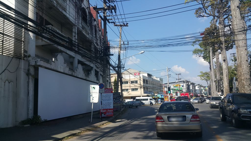 ภาพถนนตรงที่ ขวัญบิวตี้ ตั้งอยู่ ถ่ายโดย jrcarlsen พ.ศ. 2559 (2016) · A street-level view of where ขวัญบิวตี้ · Khwanbioti stands, by jrcarlsen in 2559 (2016)