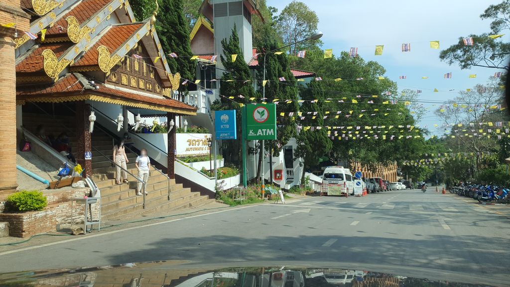 ภาพถนนตรงที่ ศาลาพระราชชายา ตั้งอยู่ ถ่ายโดย jrcarlsen พ.ศ. 2564 (2021) · A street-level view of where ศาลาพระราชชายา · Sala Phra Ratcha Chai stands, by jrcarlsen in 2564 (2021)